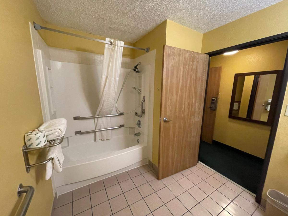 Super 8 By Wyndham Van Buren/Ft. Smith Area Luaran gambar
