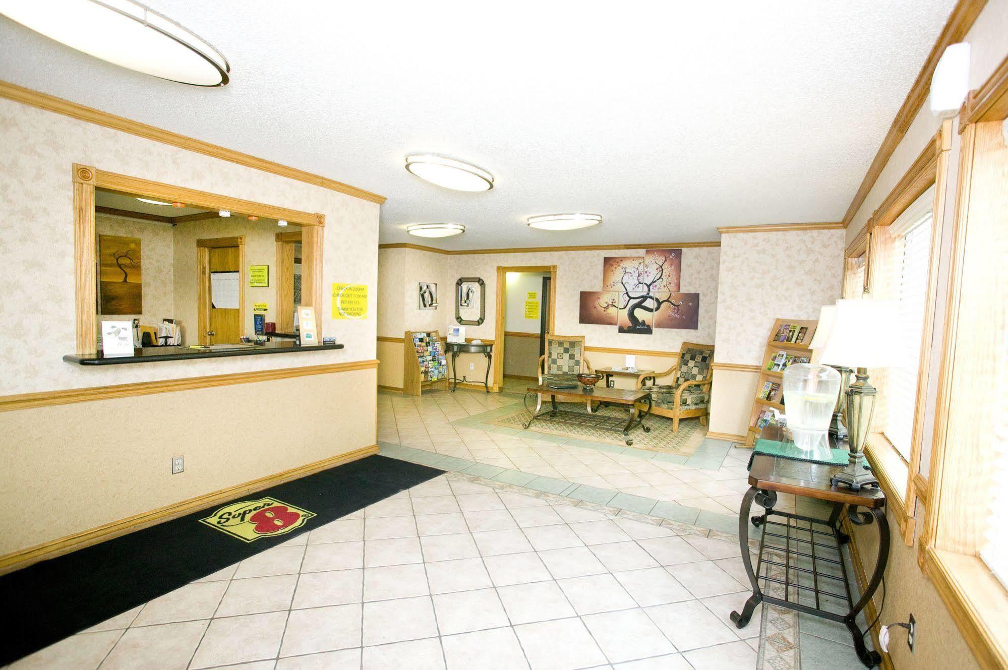 Super 8 By Wyndham Van Buren/Ft. Smith Area Dalaman gambar
