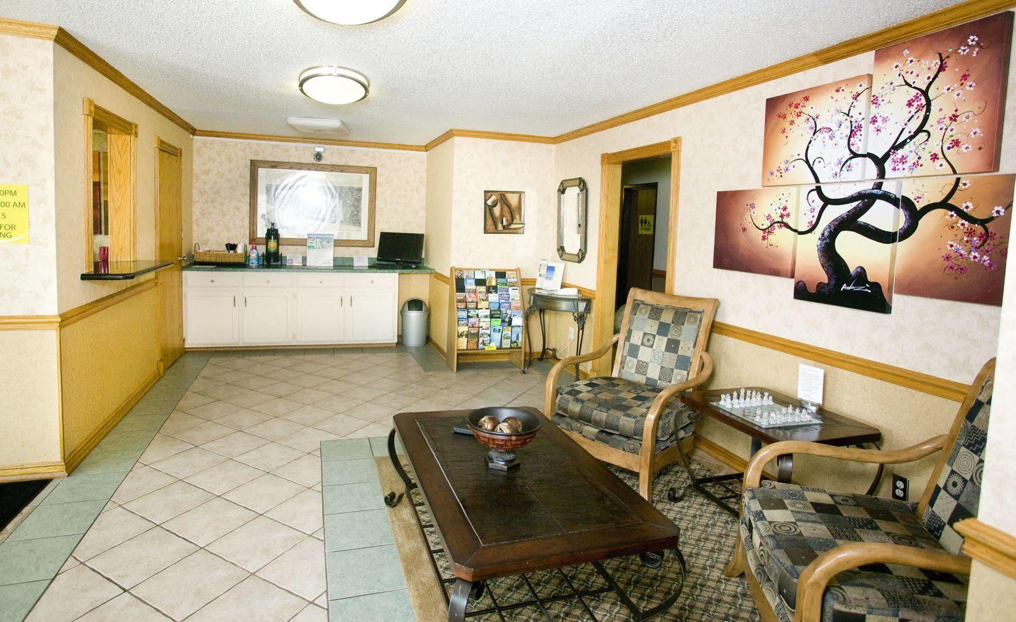 Super 8 By Wyndham Van Buren/Ft. Smith Area Dalaman gambar
